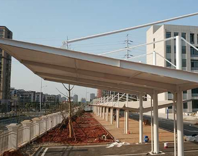 芜湖市技师学院追加公交车雨棚交付使用