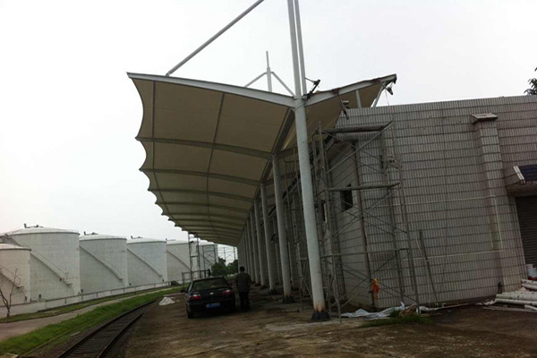 热烈庆祝公司圆满完成铜陵73849部队大型战备膜结构雨棚的建设，产品受到部队领导一致好评