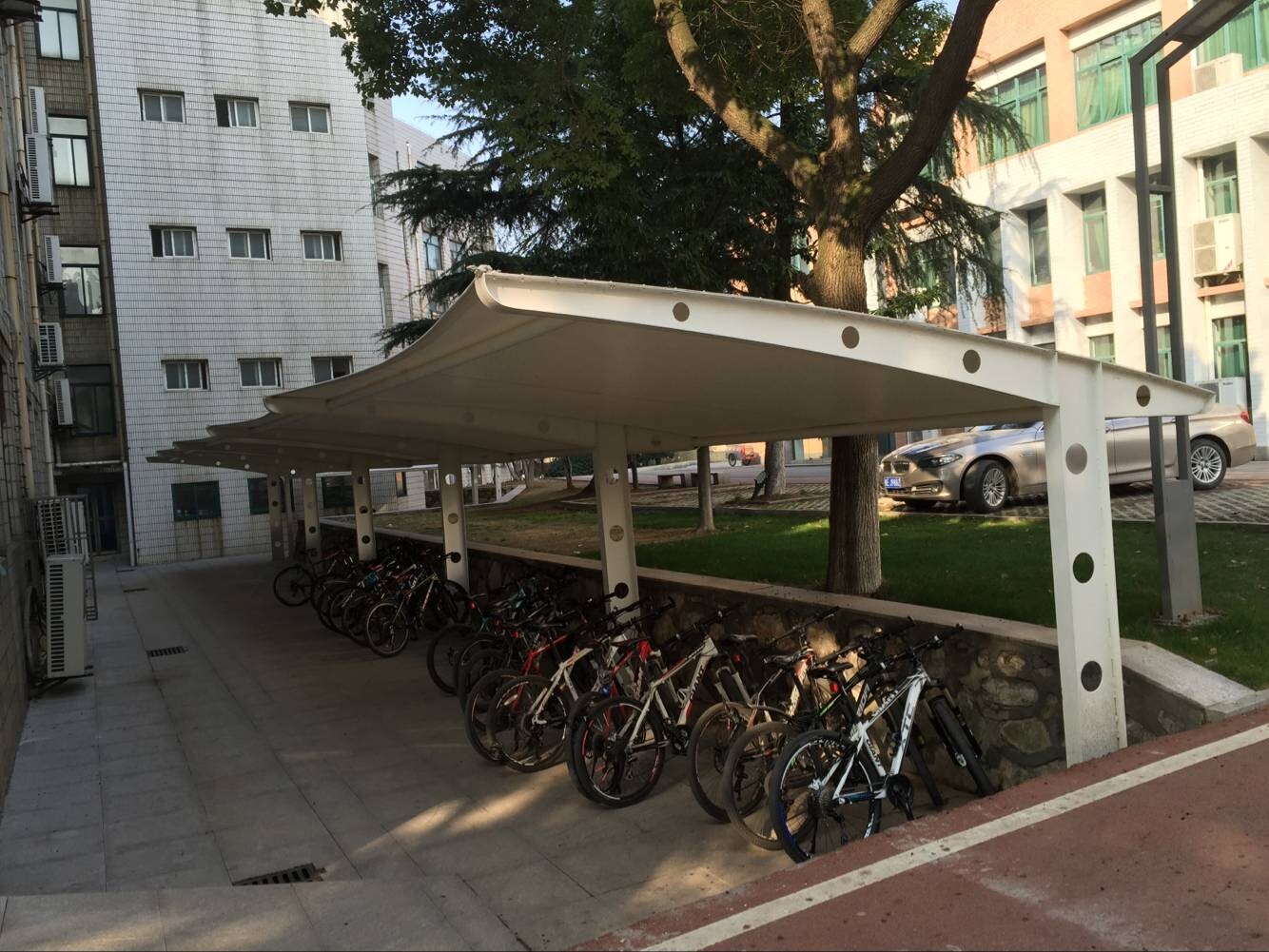祝贺铜陵三中膜结构自行车竣工，受到学校领导一致好评