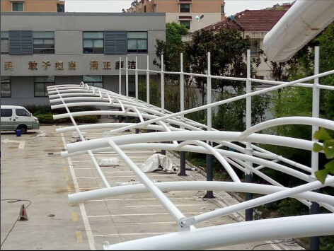 天长市公安局膜结构车棚正在施工中